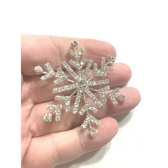 NWOT Christmas Holiday Brooch Festive Silvertone White Rhinestone Snowflake Pin - Picture 3 of 4